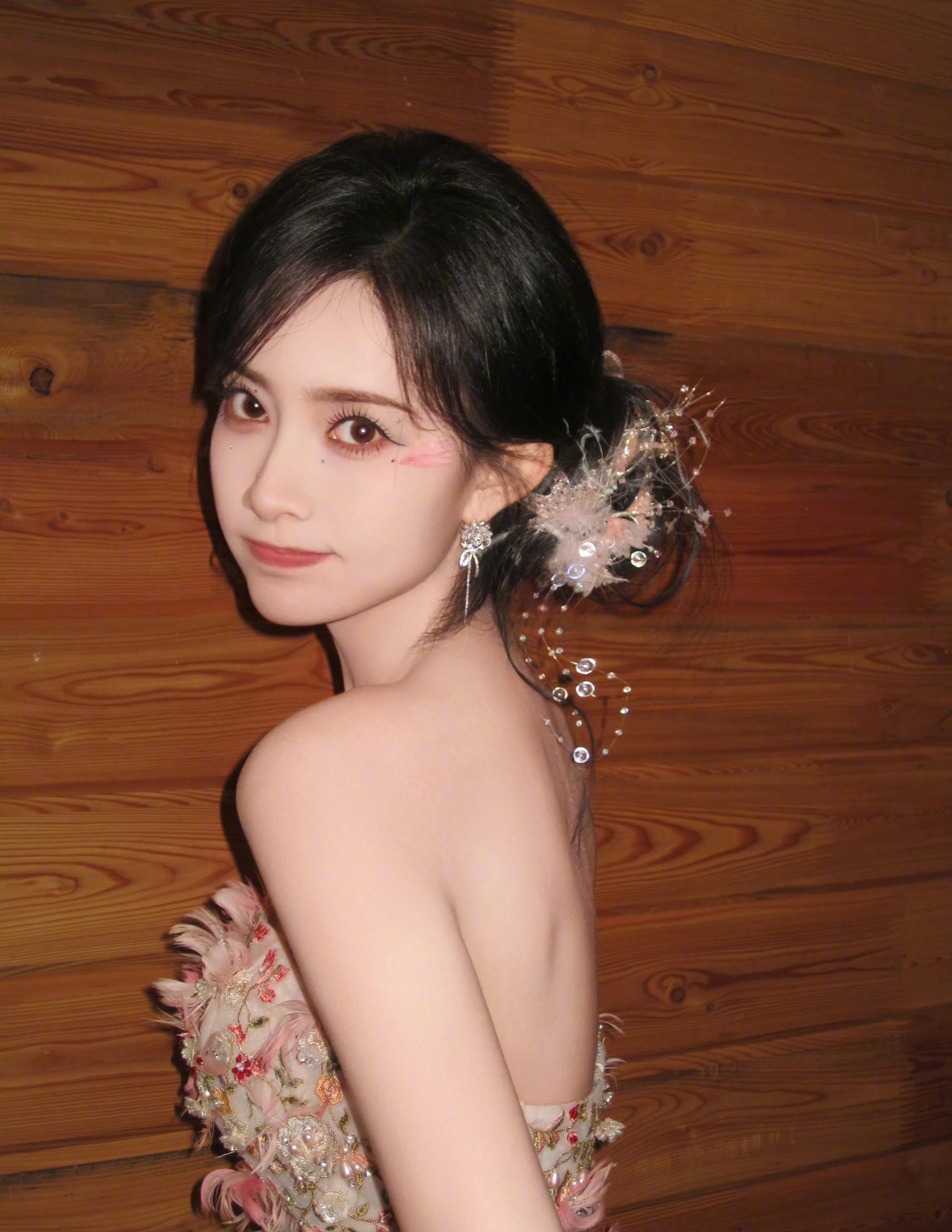 收到孟子义的‘花仙子早安卡’，我才明白：叫醒打工人的不是闹钟，是这种浪漫