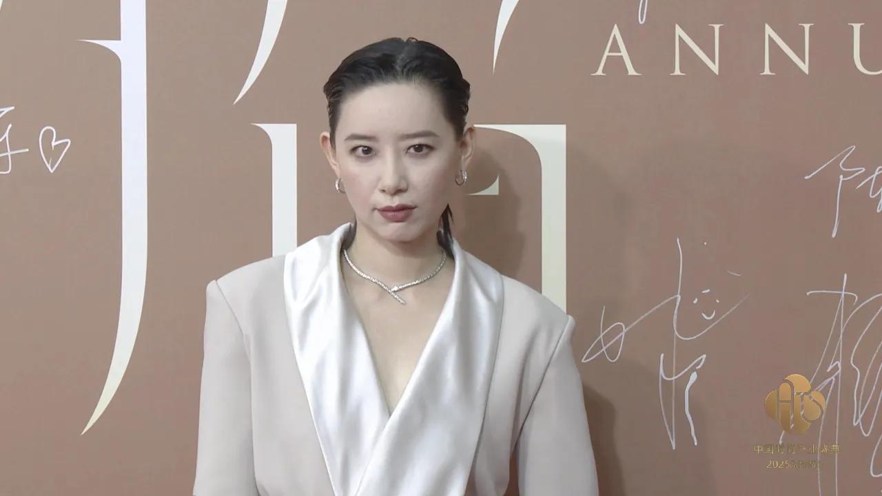 李斯丹妮的礼服让我想起川江晨雾，这才叫中国时尚的高级感！