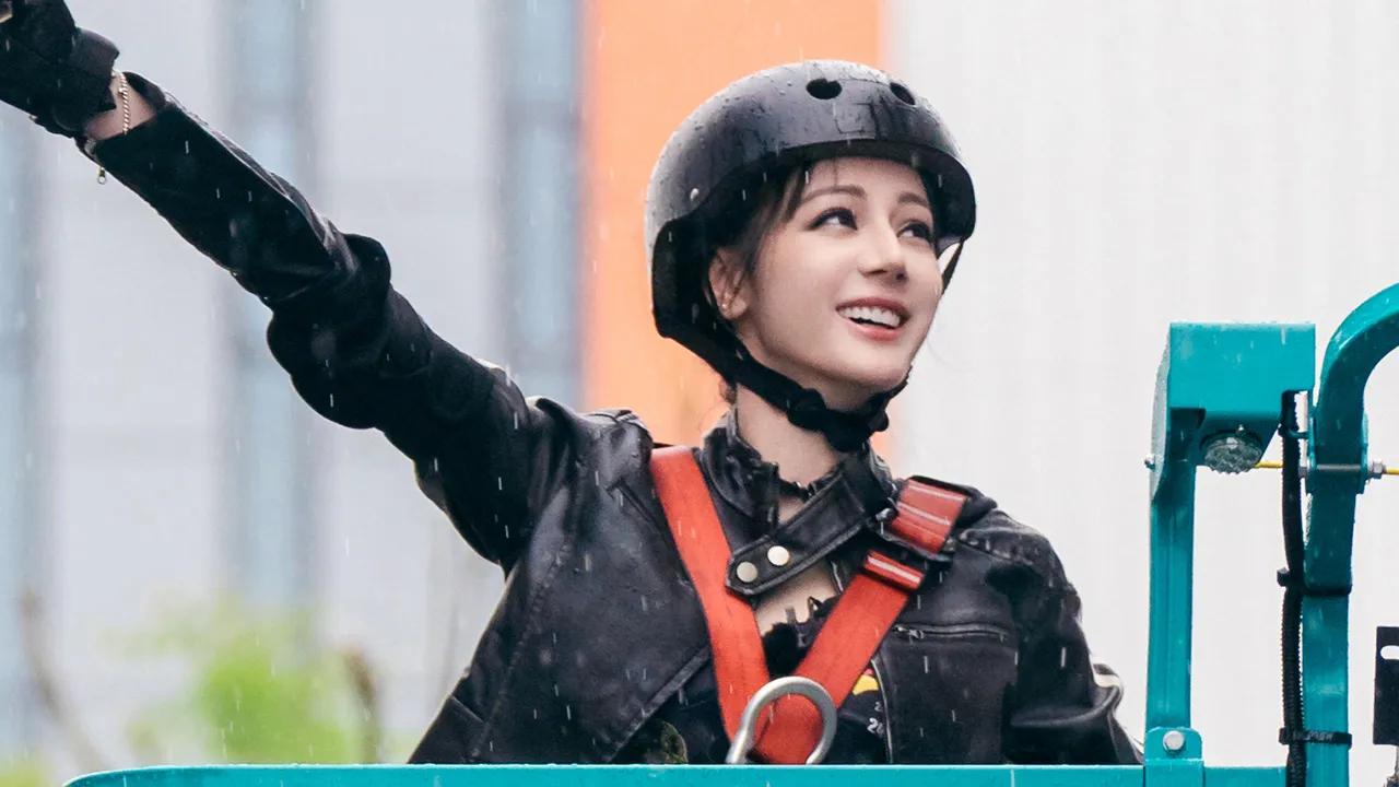 迪丽热巴升降机里360度环拍大楼：原来好心态真的能‘开挂’