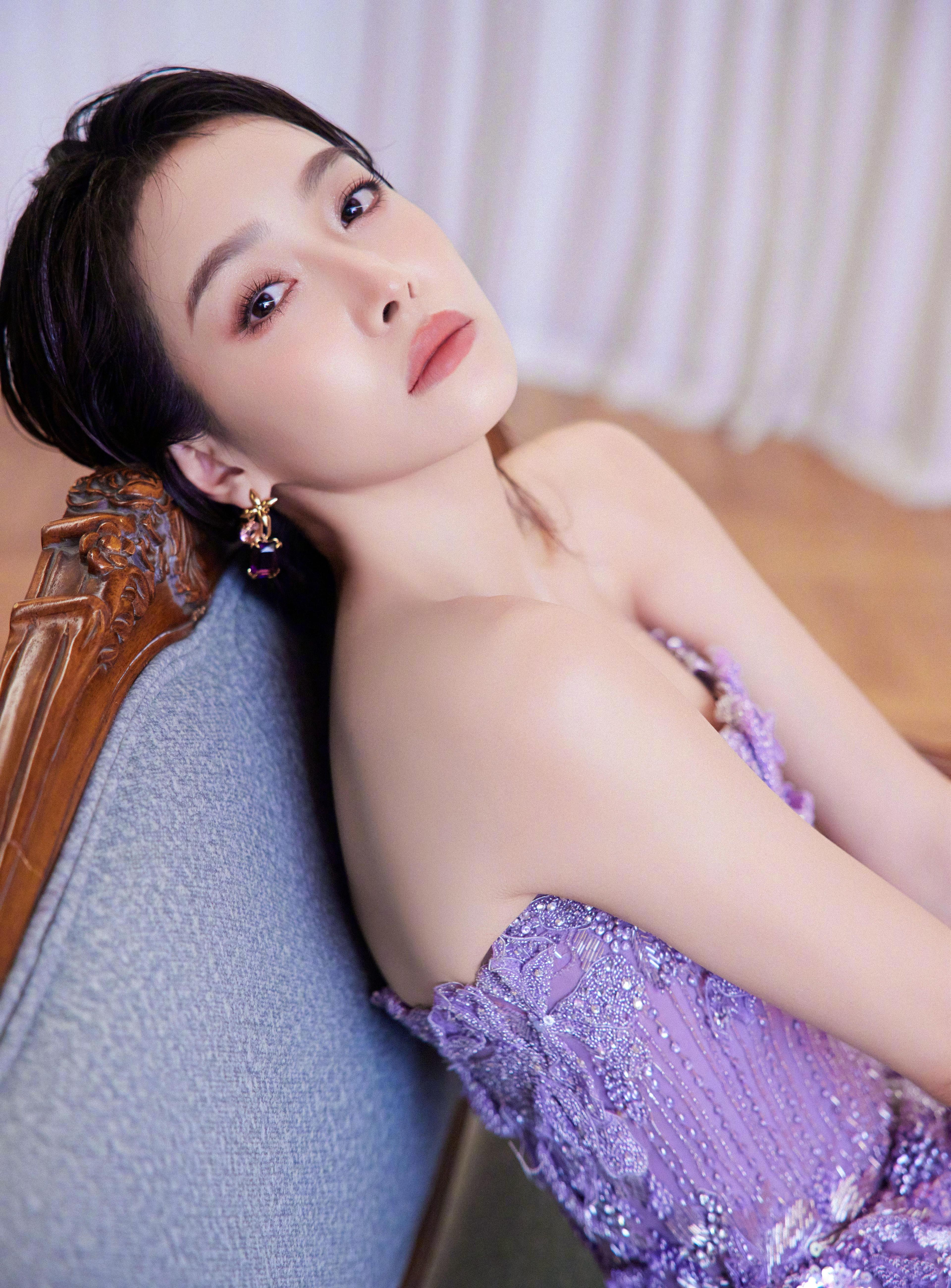 宋茜紫罗兰裙摆惊艳全场！海外粉丝如何解锁微博电影之夜完整内容？