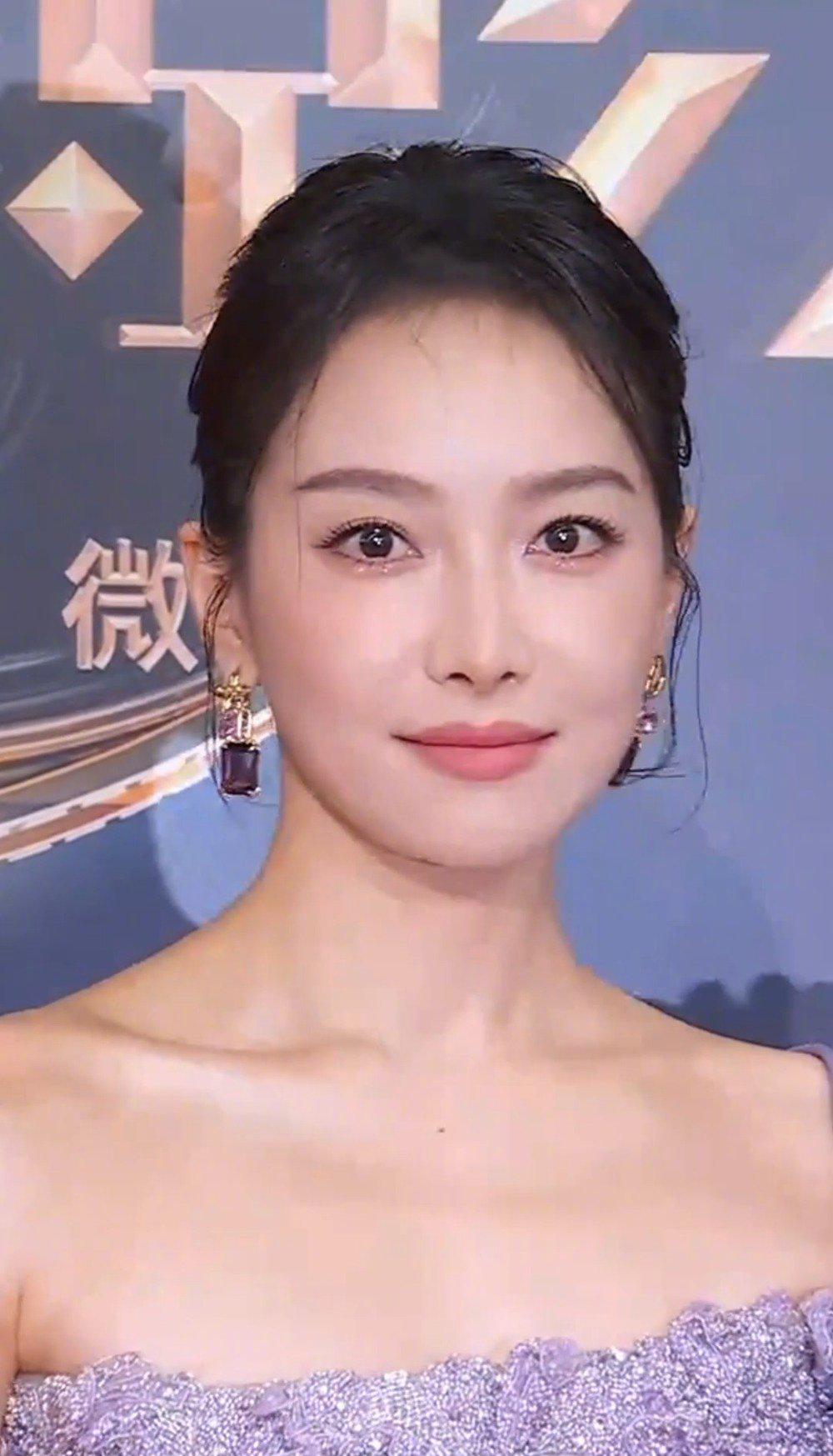 宋茜紫裙封神！这身ES高定让浪漫有了千万种形态，海外粉丝如何同步追星？