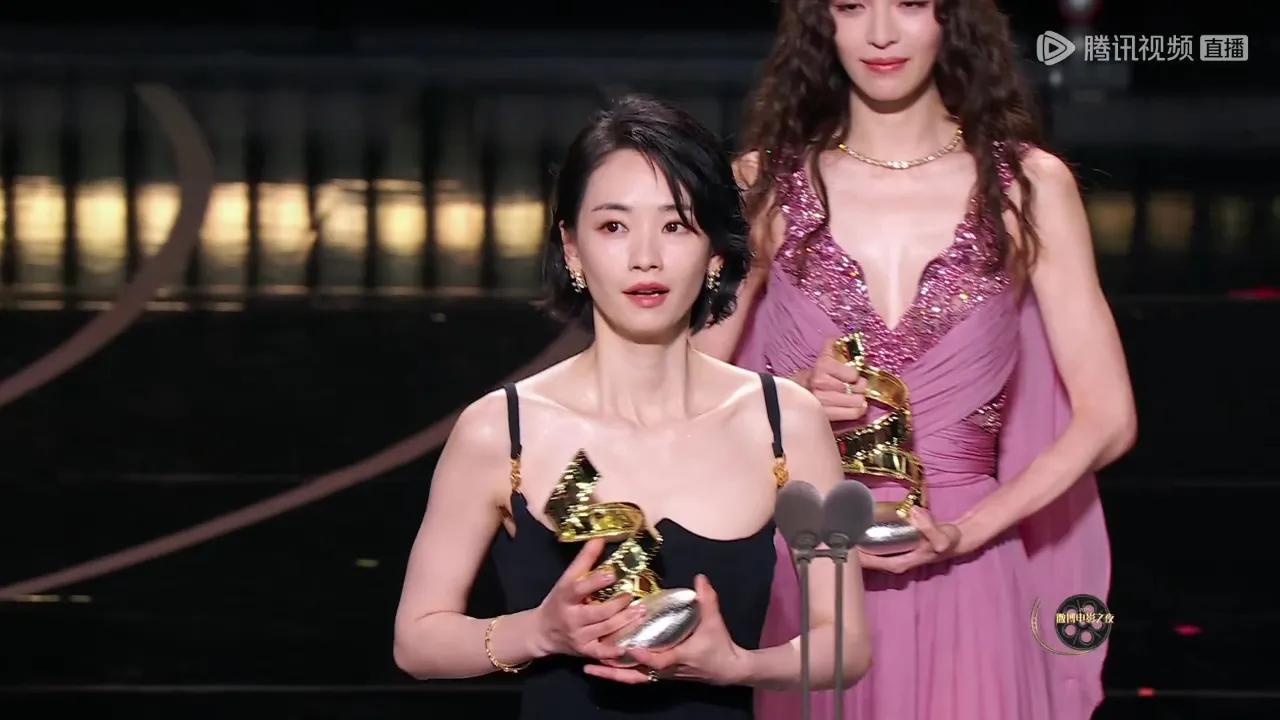 当金晨、刘雅瑟、孙阳、钟楚曦同框领奖时，我发现了内娱最缺的东西