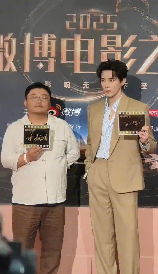 当绅士品格遇上少年感：王安宇在微博电影之夜的双面魅力