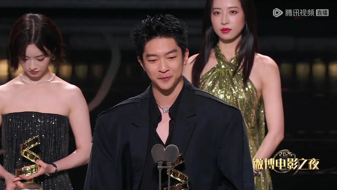 微博电影之夜爆火！范丞丞李庚希屈楚萧周雨彤同框，海外粉丝如何追星？