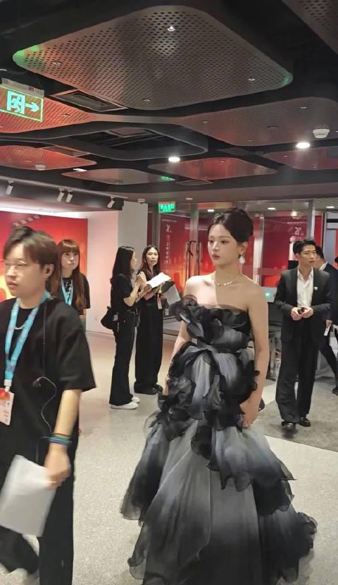 杨超越黑鸢尾公主裙惊艳上海电影节，网友：这造型美到犯规！