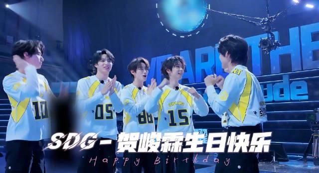 时代少年团贺峻霖《战至巅峰》录制现场庆生！队友惊喜祝福甜炸了