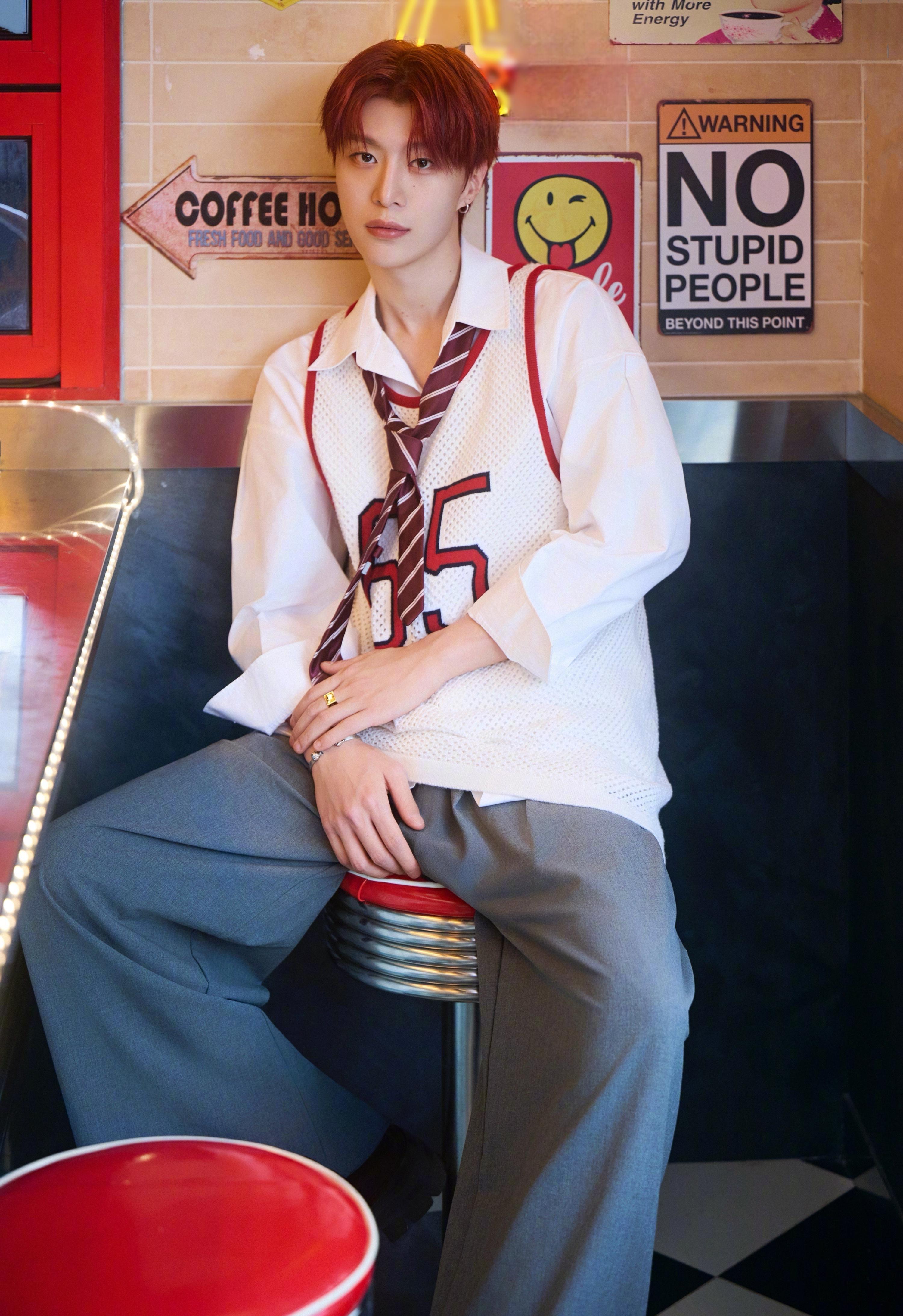 范丞丞红发白衬衫惊艳生日趴！海外华人如何突破限制追星？