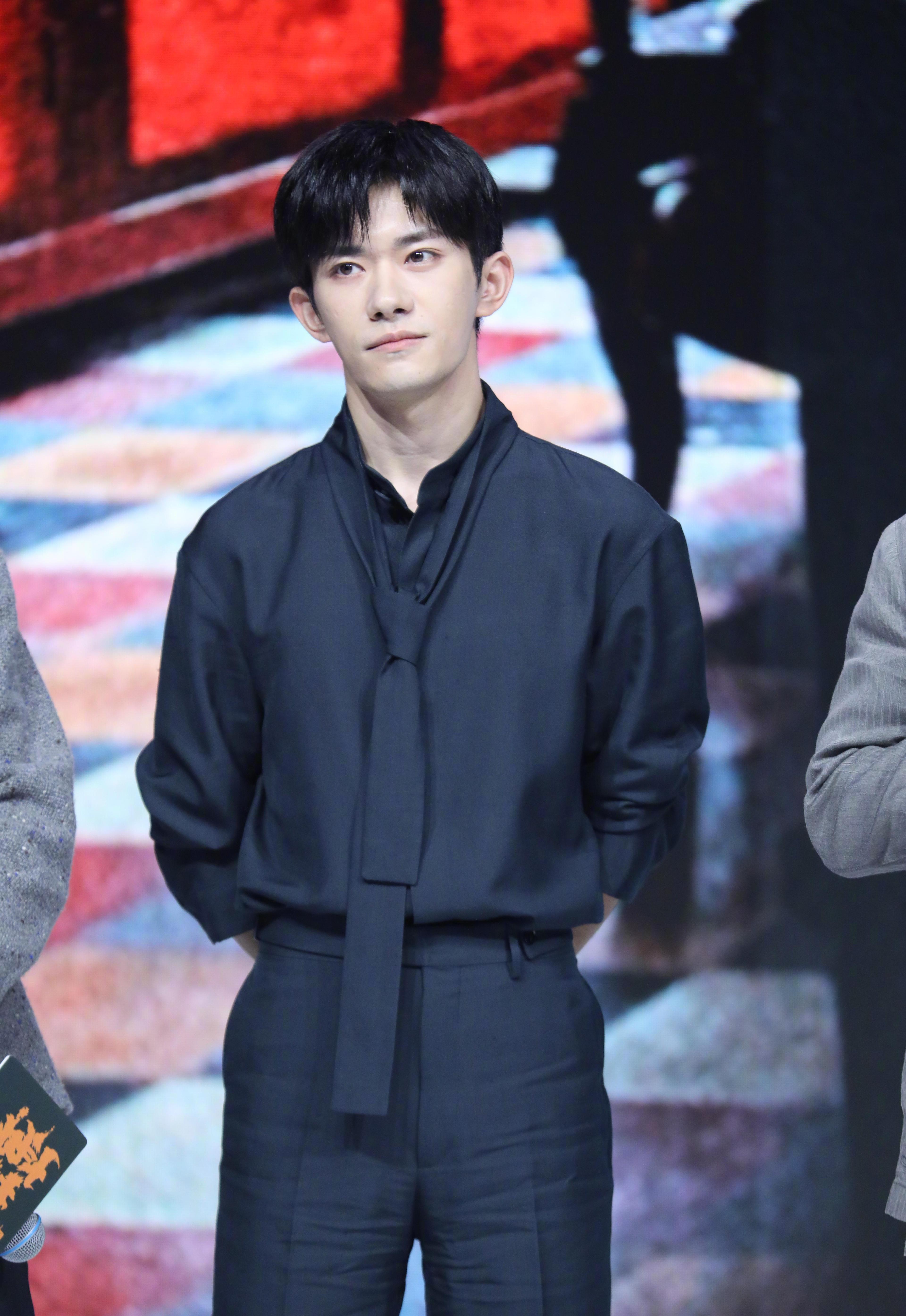 震惊！易烊千玺新片发布会生图曝光，海外粉丝却因地区限制看不了？