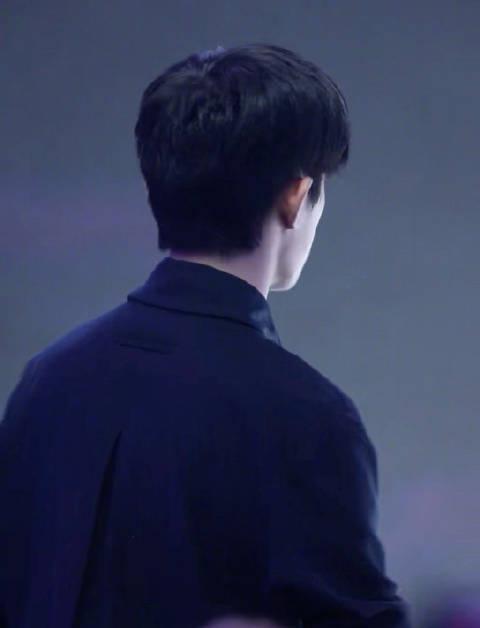 震惊！易烊千玺全黑造型引爆新片发布会，海外粉丝却集体崩溃：为什么看不了？！