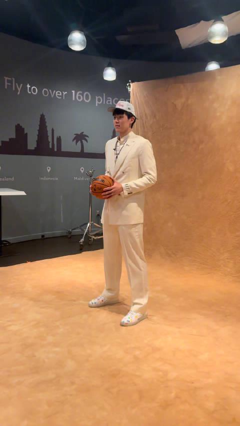 海外华人如何解锁CBA球星杨瀚森西装定妆照？一招解决地区限制烦恼