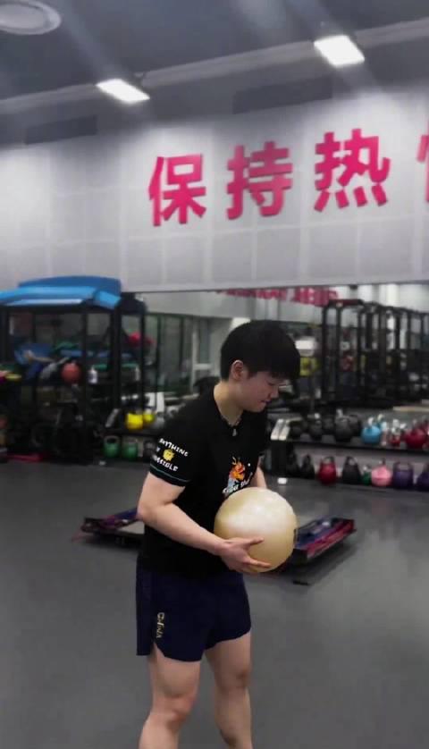 孙颖莎喊话大满贯！训练视频曝光引热议，国乒小魔王备战状态如何？