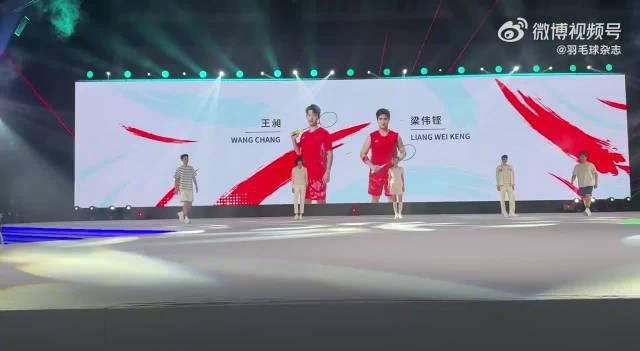羽毛球冠军T台首秀翻车现场！梁伟铿走太嗨忘搭档，网友：这默契是塑料的吧？