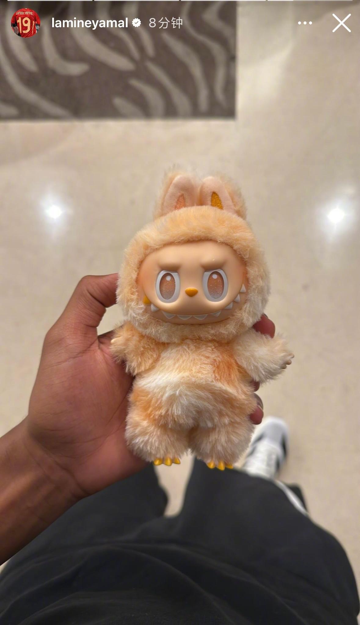 16岁天才亚马尔也入坑Labubu？足球小将的潮玩日常太真实了！