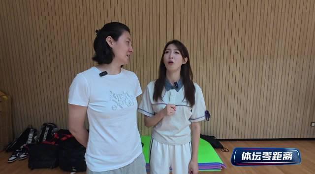 中国女篮亚洲杯备战大揭秘！张子宇训练状态引热议，韩旭收到神秘礼物竟秒懂