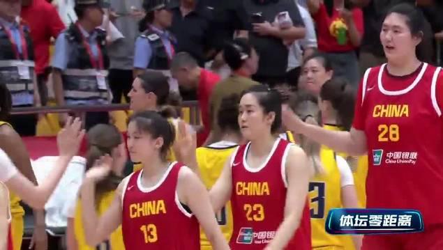 18岁女篮新星张子宇爆火！2米27身高被称「第二篮筐」，队友揭秘三大爽点
