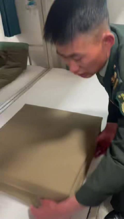 奥运冠军黄雨婷学叠“豆腐块”被子，海外华人如何突破地区限制观看国内体育赛事？