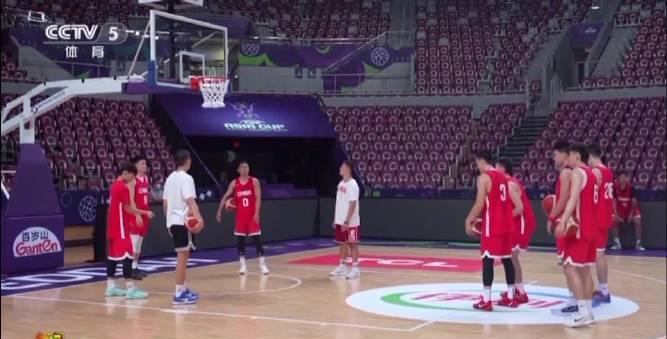 中国男篮训练遇奇葩插曲！篮筐上翘惊呆队员，网友：这波操作太秀了