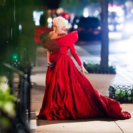 《穿普拉达的女王2》片场照曝光！梅姨红裙再现时尚女魔头，海外华人这样追剧