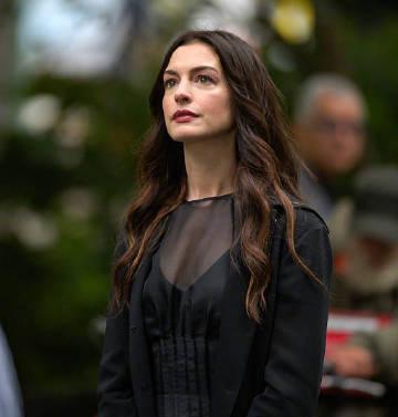 海外华人必看！《穿普拉达的女王2》最新路透解析，安妮·海瑟薇全黑造型暗藏玄机