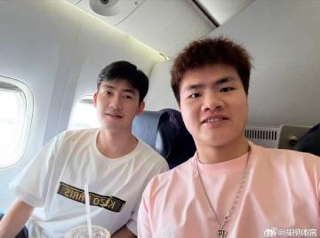 刷到梁王组合的出征合照，我连夜给海外表妹发了条消息：教你三招搞定国内追剧卡顿！