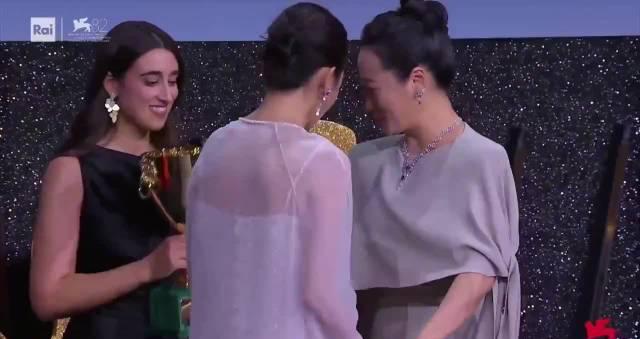 海外华人必看：轻松解除国内影视限制，畅享辛芷蕾威尼斯封后精彩瞬间