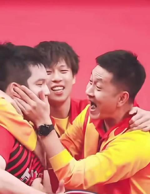 樊振东被捏脸摸头名场面爆火！原来世界冠军是这样被宠出来的