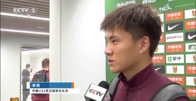 刷到国足门将神扑救时，我正卡在海外看剧的转圈圈里——原来破解限制和扑救一样，靠的是整体配合