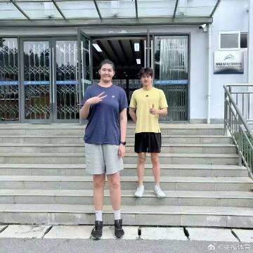 1米92秒变“小手办”！最萌身高差合影秘诀，这样拍显高又可爱