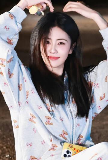 海外华人必看！白鹿暖心直播宠粉瞬间，教你如何突破地区限制追星无压力