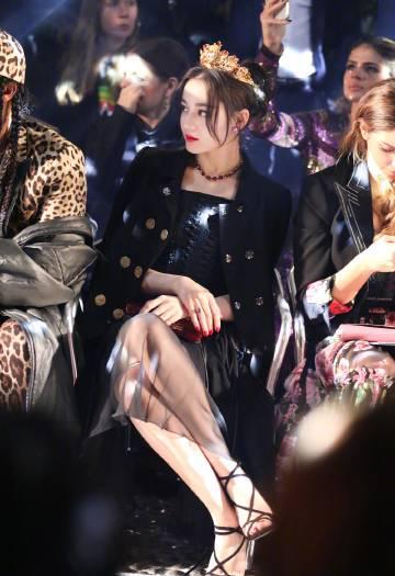 海外华人如何解锁巴黎时装周直播？迪丽热巴启程巴黎，教你三招解决地区限制