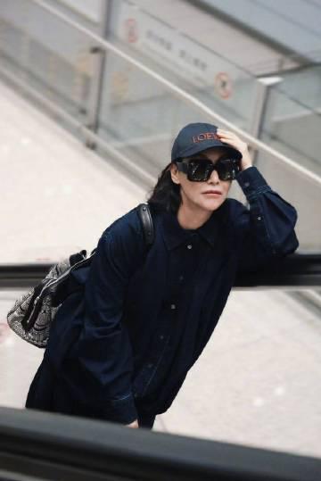 惠英红巴黎时装周惊艳亮相，64岁状态引发全网热议，少年感穿搭秘诀大揭秘