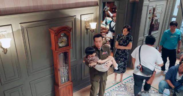 于和伟曾黎片场抱娃反差萌！爸爸轻松抱娃VS妈妈宠溺吐槽，网友笑疯：太真实了