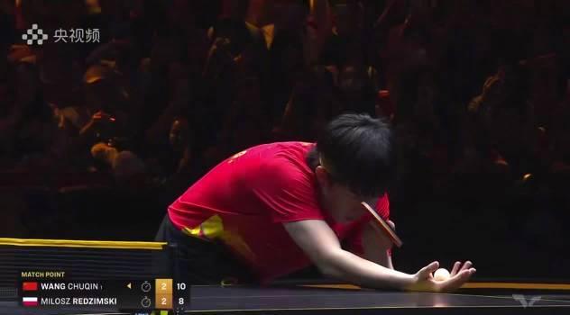 刷到王楚钦逆转晋级的热搜时，我正卡在海外追剧的加载页面——原来我们都懂这种‘差一点’的煎熬