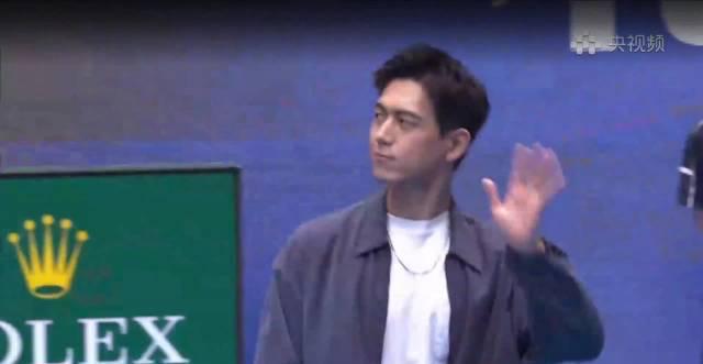 刷到李现在中网决赛现场专注拍照的样子，我突然懂了什么叫把爱好玩到极致