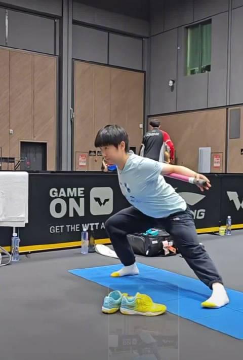 看到孙颖莎赛前热身玩出金箍棒花样，我突然想起海外追国剧卡成PPT的崩溃瞬间