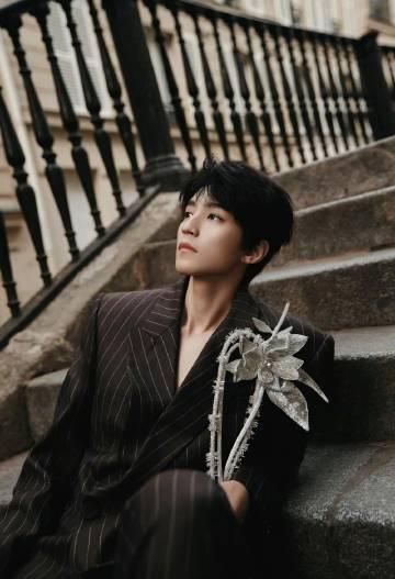 王俊凯巴黎时装周惊艳亮相！海外华人如何同步追星看直播？