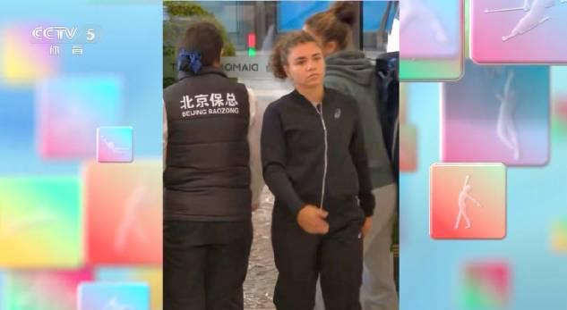 刷到保利尼穿'北京保总'马甲的视频时，我正在海外凌晨三点卡成PPT的直播间里