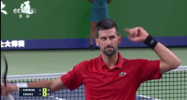 看到德约终于写对中文名的那一刻，我突然想起海外朋友看国服直播的崩溃瞬间