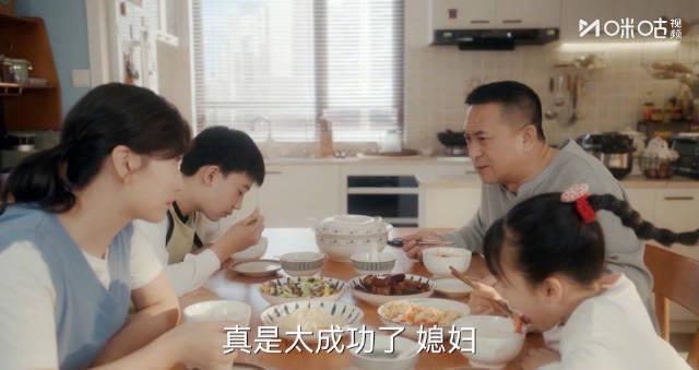 海外华人追剧遇阻？《欢乐家长群2》真实剧情揭露家庭温暖与职场困境