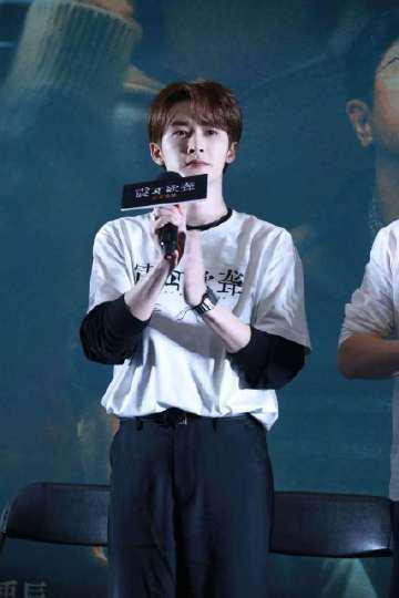 刷到檀健次新片《震耳欲聋》的豆瓣评分时，我正卡在海外看剧的转圈加载中