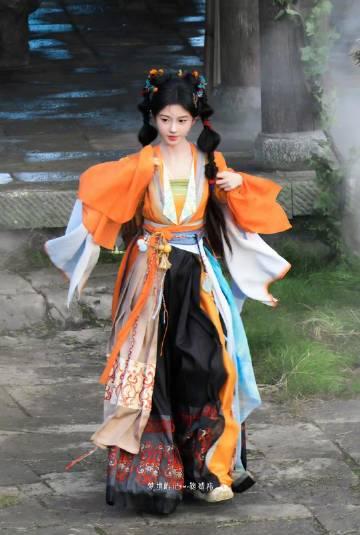 鞠婧祎阿黛造型惊艳全网！海外华人如何解锁完整版？