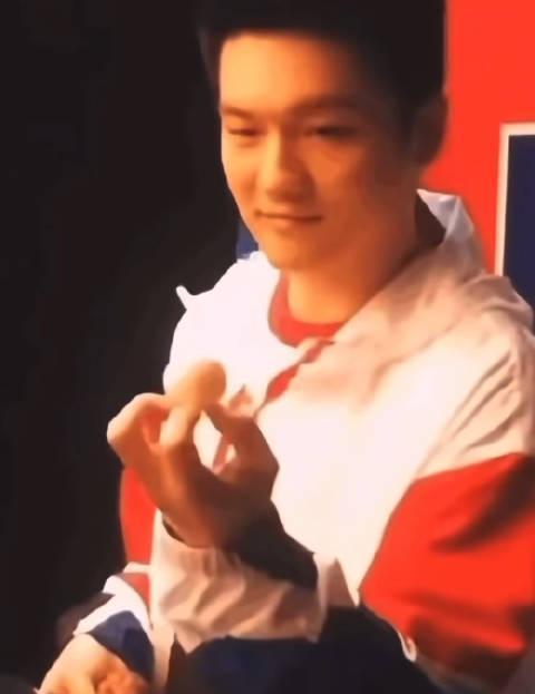 国乒队员都会的神奇技能！手指停球原来是这样练成的