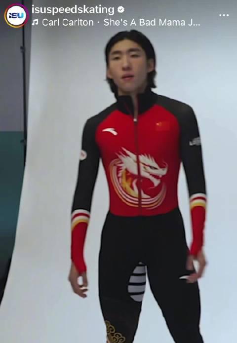 刷到林孝埈穿中国红战袍的入场视频，我在海外卡成PPT，才懂什么叫‘近在咫尺却遥不可及’