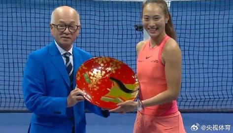 刷到郑钦文再次退赛的消息时，我正帮澳洲表妹调试爱奇艺——她突然问：运动员的痛，和我们追剧卡顿一样难熬吗？