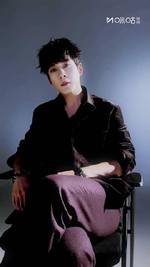 韩东君西装扫腿帅炸热搜！3招教你get同款硬朗型男气质