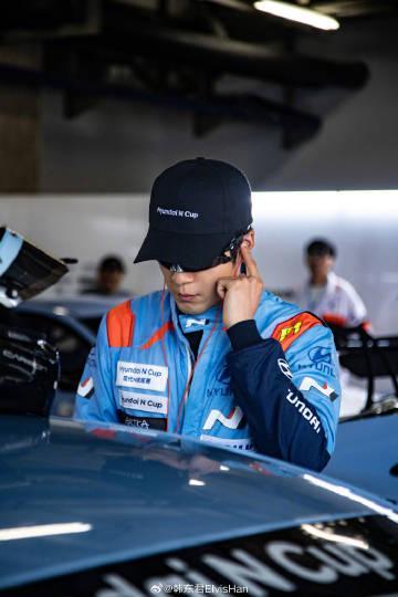 韩东君赛车服造型帅炸！海外华人如何突破地区限制追星不迷路？