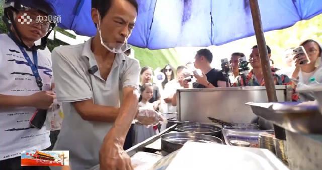 鸡排哥火爆出圈背后：十年不涨价与情绪价值的双重魅力解析