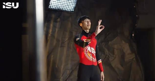 刷到中国短道速滑队新定妆照时，我在海外卡成PPT！那些年追国服的辛酸谁懂