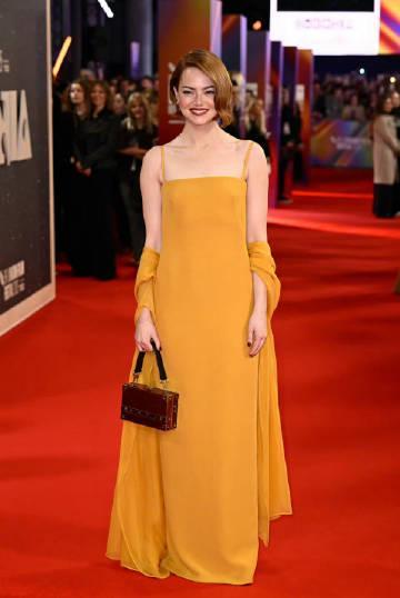 在伦敦看艾玛·斯通新片首映时，我突然想起海外朋友问得最多的问题