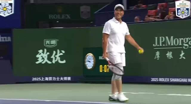 甄子丹网球首秀太真实！从笨拙新手到惊艳全场，这波操作看哭多少初学者